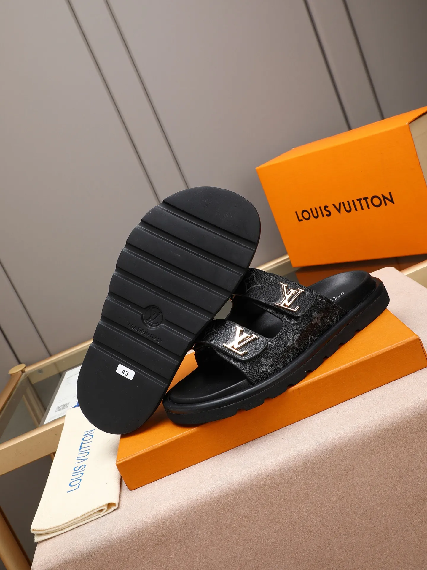 PP360 [LOUIS VUITTON] Louis Vuitton, LV printing, men's and women's slippers are on the market. The drawer box packaging comes with a cloth bag and a card. The upper pattern looks very soft and waxy, and it is a super versatile leg slimming tool. Fabric: imported denim/canvas/old fabric, LV hardware LOGO, official website pattern printing, comfortable to wear, feet: high-elastic PU water table. Sole: foam sole, heel height: about 5cm. Code number: 35-46, 35, 45, 46 are custom-made and non-returnable. Color: multiple colors and styles available.
